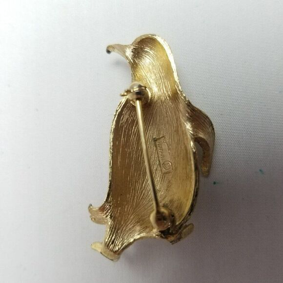 Vintage Crown Trifari Penguin Brooch Lapel Pin, Gold Tone Red Rhinestone Eye - Picture 3 of 7
